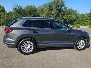 2021 Volkswagen Touareg III, серый, 6200000 рублей, вид 4