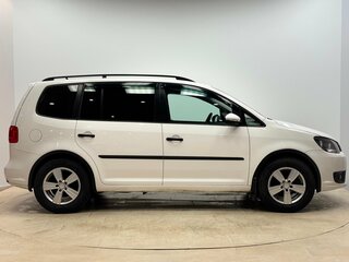 2013 Volkswagen Touran I Рестайлинг 2, белый, 999000 рублей, вид 2