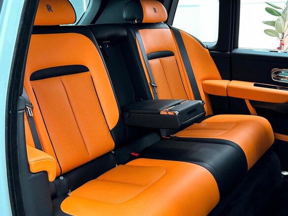 2026 Rolls-Royce Cullinan Black Badge I Рестайлинг (Series II), белый, 51600000 рублей - вид 7