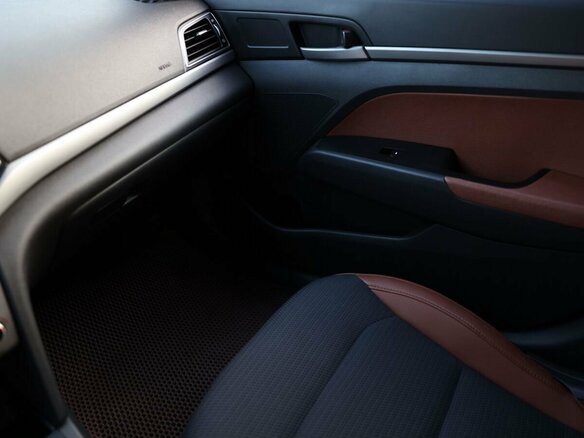 2017 Hyundai Elantra VI (AD), серебристый, 1300000 рублей - вид 17