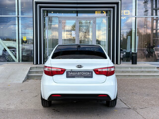 2013 Kia Rio 5-speed III, белый, 829000 рублей, вид 5