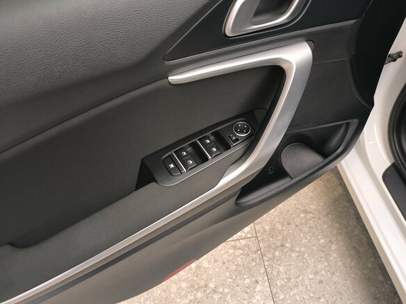 2021 Kia Ceed III Рестайлинг, белый, 1850000 рублей - вид 9