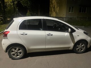 2010 Toyota Yaris III, белый, 450000 рублей, вид 3
