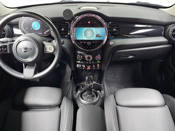 2022 Mini Hatch Cooper III (F55/F56) Рестайлинг 2, белый, 2083000 рублей - вид 8