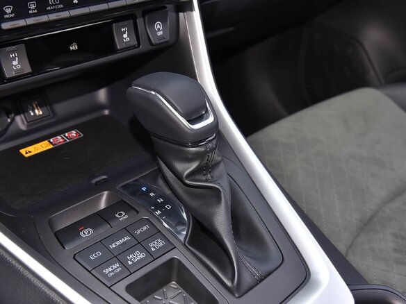 2025 Toyota RAV4 V (XA50), белый, 3950000 рублей - вид 16