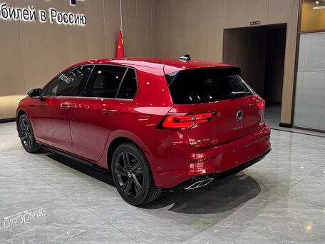 2023 Volkswagen Golf VIII, красный, 1740000 рублей, вид 4