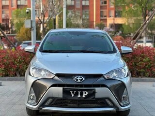 2022 Toyota Yaris IV, серебристый, 1210005 рублей, вид 2