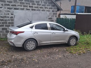 2017 Hyundai Solaris II, серебристый, 900000 рублей, вид 2