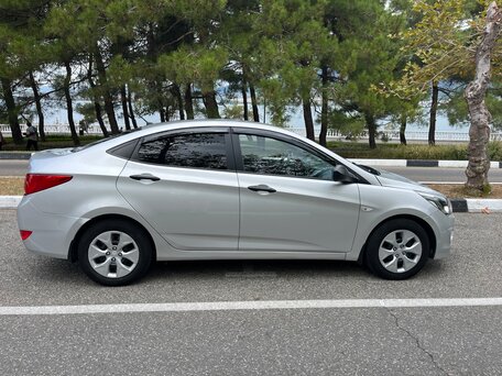 2015 Hyundai Solaris I Рестайлинг, серебристый, 750000 рублей, вид 3