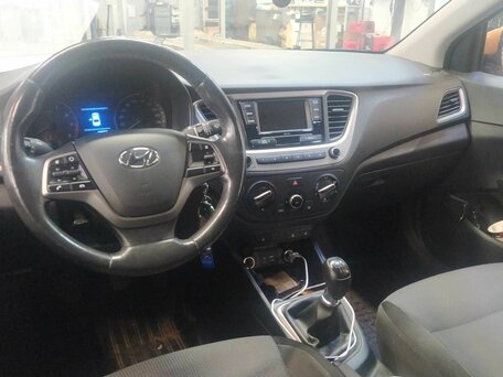 2017 Hyundai Solaris II, оранжевый, 1099000 рублей, вид 5