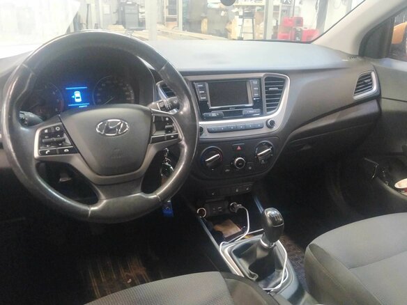 2017 Hyundai Solaris II, оранжевый, 1099000 рублей - вид 4