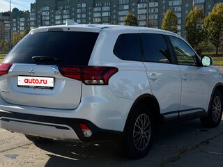 2020 Mitsubishi Outlander III Рестайлинг 3, белый, 1880000 рублей, вид 5