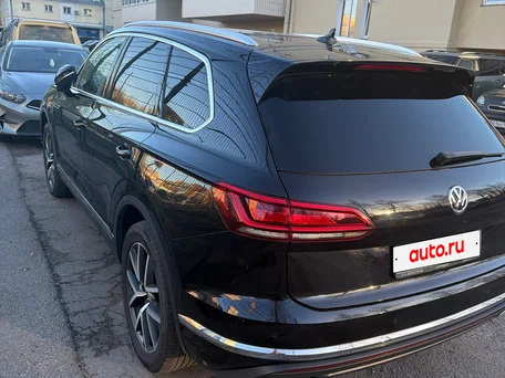 2018 Volkswagen Touareg III, чёрный, 4050000 рублей, вид 4