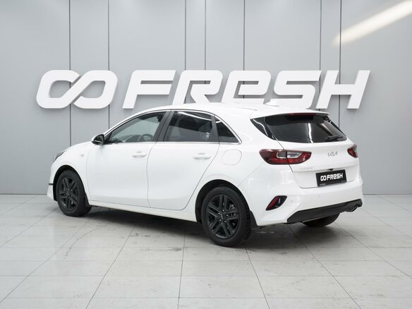 2022 Kia Ceed III Рестайлинг, белый, 1900000 рублей - вид 1