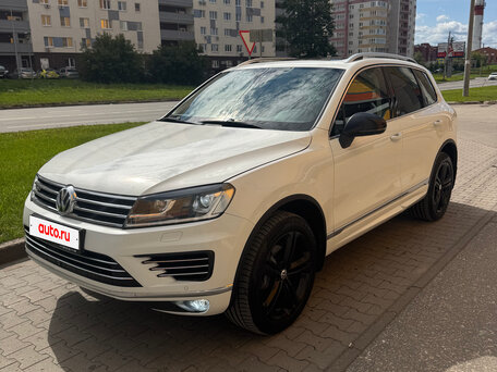 2017 Volkswagen Touareg II Рестайлинг, белый, 3150000 рублей, вид 2