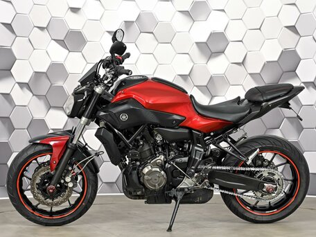 2016 Yamaha MT-07 (FZ-07), красный, 725000 рублей, вид 4