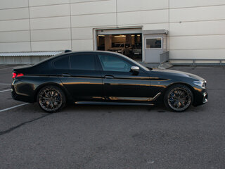 2017 BMW 5 серии M550d xDrive VII (G30/G31/G38), чёрный, 4550000 рублей, вид 4