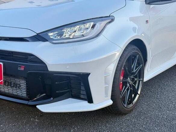 2025 Toyota Yaris IV Рестайлинг, белый, 4980000 рублей - вид 1