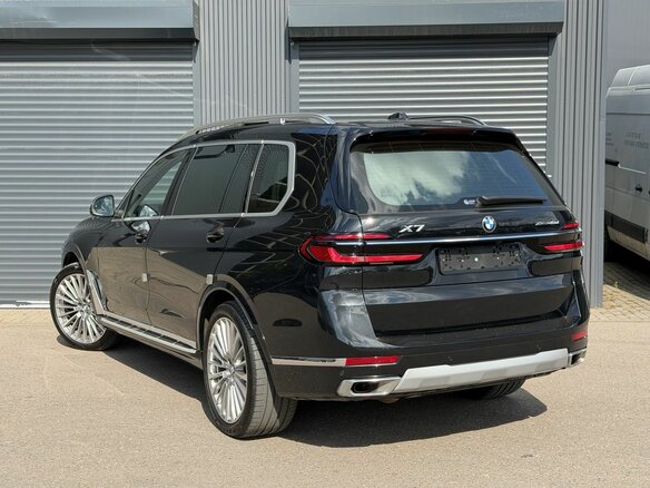 2025 BMW X7 40d I (G07) Рестайлинг, чёрный - вид 2