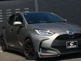 2023 Toyota Yaris IV, серебристый, 1180000 рублей, вид 2