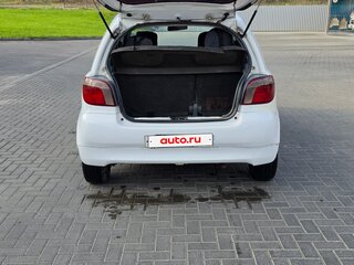 2001 Toyota Vitz I (P10), белый, 280000 рублей, вид 5