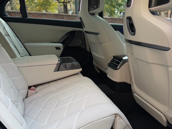 2026 BMW 7 серии 740 xDrive VII (G70) Рестайлинг, чёрный, 22900000 рублей - вид 7