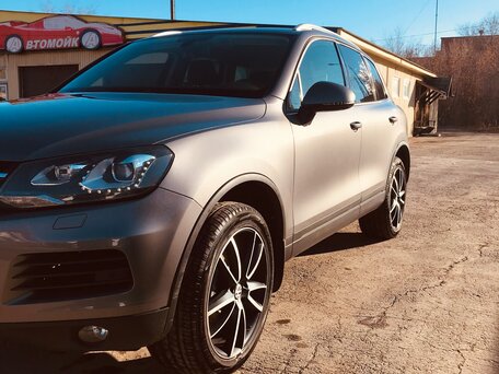 2010 Volkswagen Touareg II, серый, 1650000 рублей, вид 2