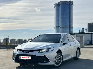 2021 Toyota Camry VIII (XV70) Рестайлинг, белый, 3020000 рублей, вид 1
