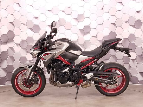 2023 Kawasaki Z 900, серый, 1069000 рублей, вид 4