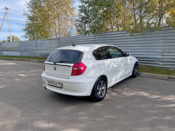 2010 BMW 1 серии 116i I (E81/E82/E87/E88) Рестайлинг, белый, 595000 рублей - вид 5