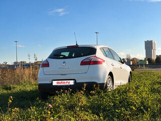 2013 Renault Megane III Рестайлинг, белый, 700000 рублей, вид 3