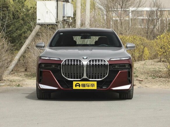 2025 BMW 7 серии 740i xDrive VII (G70), красный, 16760000 рублей - вид 1