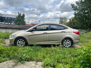 2013 Hyundai Solaris I, бежевый, 750000 рублей, вид 3