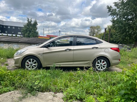 2013 Hyundai Solaris I, бежевый, 800000 рублей, вид 3