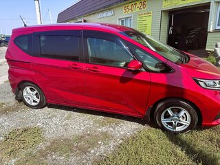 2021 Honda Freed+ II Рестайлинг, красный, 1850000 рублей, вид 5