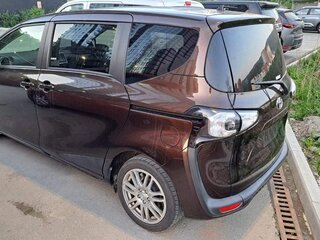 2017 Toyota Sienta II, коричневый, 1690000 рублей, вид 2