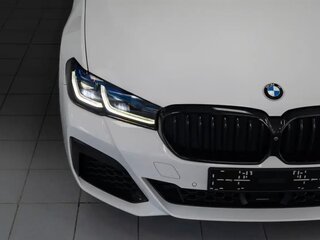 2021 BMW 5 серии 540i xDrive VII (G30/G31/G38) Рестайлинг, белый, 5600000 рублей, вид 3