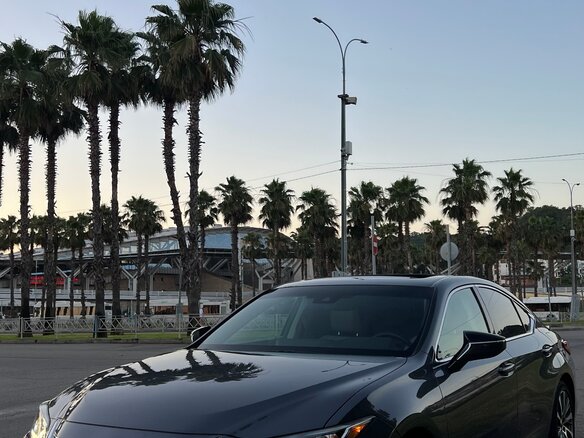2019 Lexus ES 300h VII, серый, 4500000 рублей - вид 5