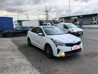 2021 Kia Rio IV Рестайлинг, белый, 1600000 рублей, вид 4