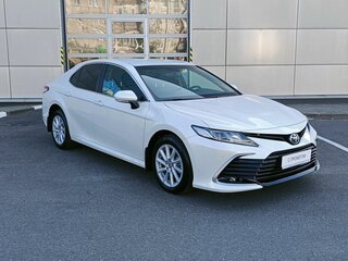 2021 Toyota Camry VIII (XV70) Рестайлинг, белый, 3399000 рублей, вид 3