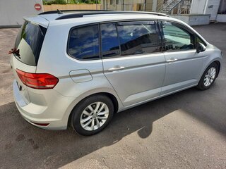 2017 Volkswagen Touran II, серый, 1900000 рублей, вид 4