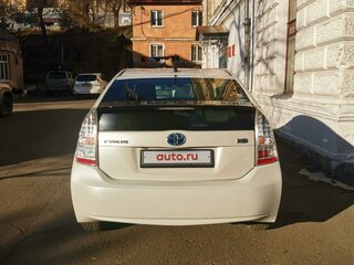 2010 Toyota Prius III (XW30), белый, 1170000 рублей, вид 3