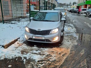 2013 Kia Rio III, серебристый, 550000 рублей, вид 2