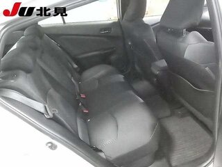 2021 Toyota Prius IV Рестайлинг (XW50), серебристый, 1744879 рублей, вид 4