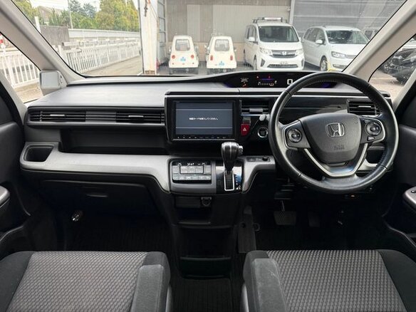 2018 Honda Stepwgn Spada V Рестайлинг, белый, 1610000 рублей - вид 10