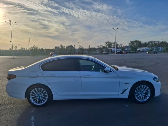 2021 BMW 5 серии 530e VII (G30/G31/G38) Рестайлинг, белый, 4881000 рублей - вид 5