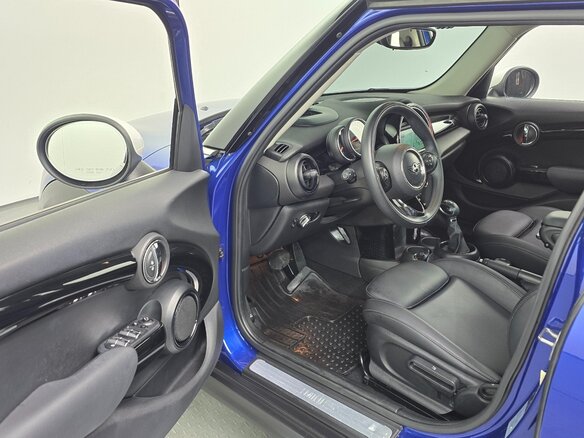 2018 Mini Hatch Cooper III (F55/F56) Рестайлинг, синий, 1360000 рублей - вид 7