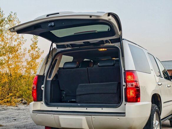 2012 Chevrolet Tahoe 6AT III, белый, 1750000 рублей - вид 5