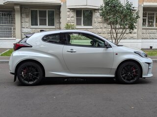 2022 Toyota Yaris IV, белый, 2950000 рублей, вид 4