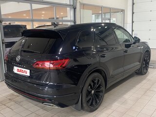 2020 Volkswagen Touareg III, чёрный, 5830000 рублей, вид 2